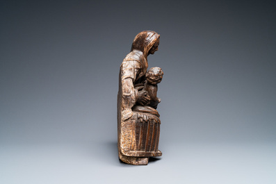 Un groupe en bois sculpt&eacute; et patin&eacute; figurant Sainte Anne et l&rsquo;Enfant J&eacute;sus sur un base inscrit, vers 1540