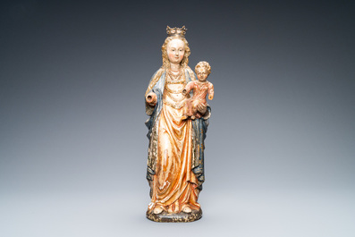 Een gepolychromeerde en vergulde notenhouten figuur van een Madonna met kind, zgn. Mechels popje, 1e helft 16e eeuw