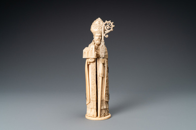 Une statue triptyque en ivoire repr&eacute;sentant un Saint Ev&ecirc;que fondateur, Dieppe, France, 19&egrave;me