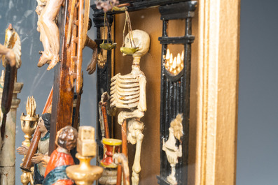 Un groupe en bois polychrom&eacute; repr&eacute;sentant le Golgotha avec tous les instruments de la Passion en vitrine, France ou Italie, 18&egrave;me