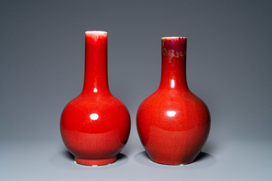 Deux vases de forme bouteille en porcelaine de Chine sang de boeuf monochrome, 19/20&egrave;me