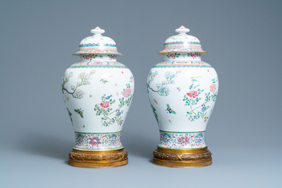 Une paire de vases couverts en porcelaine de style famille rose de Chine mont&eacute;s en bronze dor&eacute;, Samson, Paris, 19&egrave;me