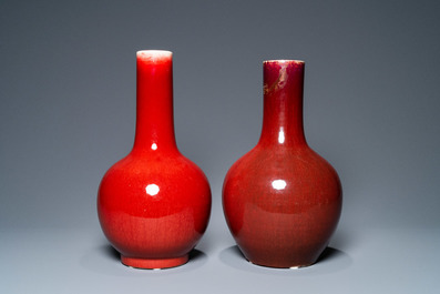 Deux vases de forme bouteille en porcelaine de Chine sang de boeuf monochrome, 19/20&egrave;me