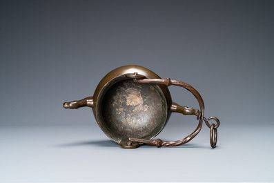 Un bassin &agrave; eau de type 'lavabo' en bronze, Flandres, 15&egrave;me