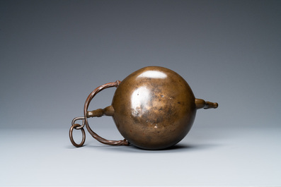 Un bassin &agrave; eau de type 'lavabo' en bronze, Flandres, 15&egrave;me