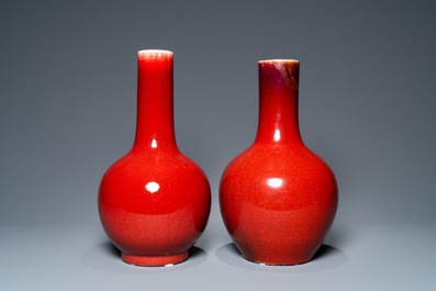 Deux vases de forme bouteille en porcelaine de Chine sang de boeuf monochrome, 19/20&egrave;me