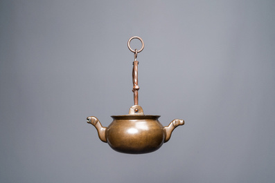 Un bassin &agrave; eau de type 'lavabo' en bronze, Flandres, 15&egrave;me