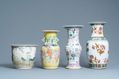 Trois vases et une jardini&egrave;re en porcelaine de Chine famille rose, 19&egrave;me