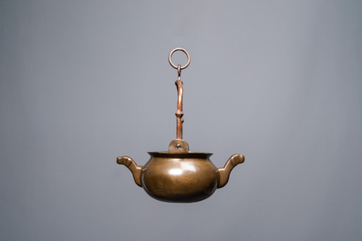 Un bassin &agrave; eau de type 'lavabo' en bronze, Flandres, 15&egrave;me