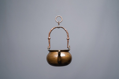 Un bassin &agrave; eau de type 'lavabo' en bronze, Flandres, 15&egrave;me