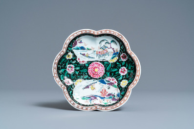 Une th&eacute;i&egrave;re sur son support en porcelaine de Chine famille rose, Yongzheng