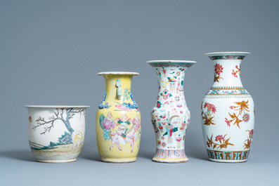 Trois vases et une jardini&egrave;re en porcelaine de Chine famille rose, 19&egrave;me