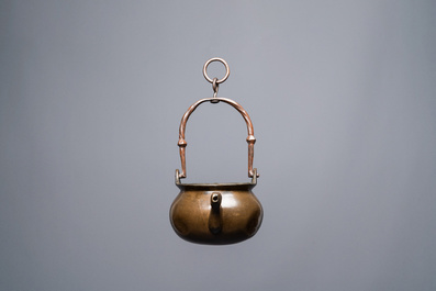 Un bassin &agrave; eau de type 'lavabo' en bronze, Flandres, 15&egrave;me