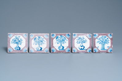 Vingt-cinq carreaux en fa&iuml;ence de Delft en bleu, blanc et mangan&egrave;se &agrave; d&eacute;cor de vases fleuris, 18&egrave;me