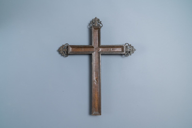 Une croix de procession en cuivre au Christ en bronze, France ou Allemagne, 17/18&egrave;me