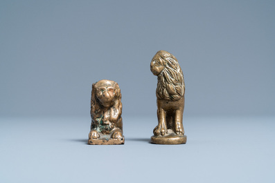 Deux petits mod&egrave;les de lions en bronze, 16&egrave;me