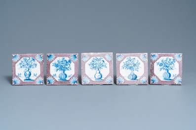 Vijfentwintig blauw-witte en mangane Delftse tegels met bloemvazen, 18e eeuw