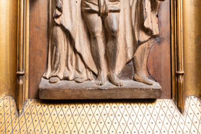 Een notenhouten 'Ecce Homo' reli&euml;fpaneel in neogotische architecturale lijst, 16e eeuw