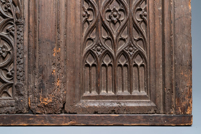 Een eikenhouten voorpaneel van een koffer met maaswerk panelen, 15e eeuw