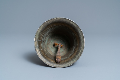 Une cloche en bronze &agrave; d&eacute;cor appliqu&eacute; de fleurs de lys et d'un m&eacute;daillon IHS, France, 16&egrave;me