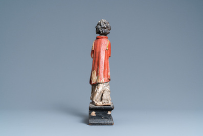 Une statue d'un ange adorateur en bois sculpt&eacute; et polychrom&eacute;, vers 1500