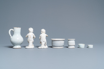 Quatre petits pots de pharmacie, une verseuse et une paire de figures en fa&iuml;ence blanche de Delft, 17/19&egrave;me