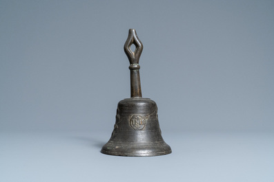 Une cloche en bronze &agrave; d&eacute;cor appliqu&eacute; de fleurs de lys et d'un m&eacute;daillon IHS, France, 16&egrave;me