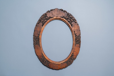 Un grand cadre de forme ovale en bois ajour&eacute;, Chine, Canton, 19&egrave;me