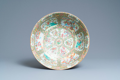 Un grand bol en porcelaine de Canton famille rose sur socle en bois, Chine, 19&egrave;me