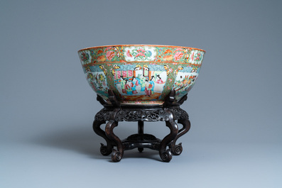 Un grand bol en porcelaine de Canton famille rose sur socle en bois, Chine, 19&egrave;me