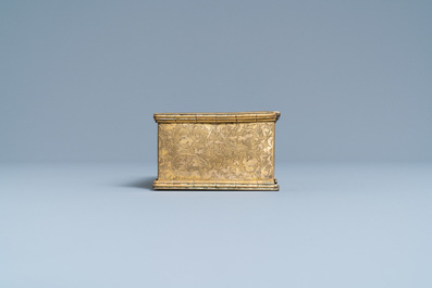 Een reis-inktpot in gegraveerd verguld koper met verborgen compartiment, 17e eeuw