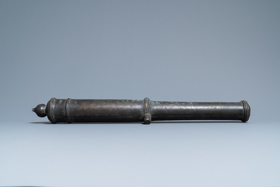 Een Chinees bronzen kanon met inscriptie, 19e eeuw