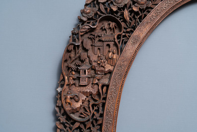 Een grote Chinese ovalen opengewerkte houten lijst, Canton, 19e eeuw