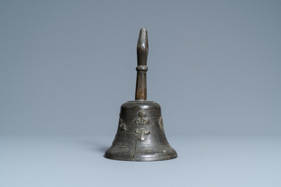 Une cloche en bronze &agrave; d&eacute;cor appliqu&eacute; de fleurs de lys et d'un m&eacute;daillon IHS, France, 16&egrave;me