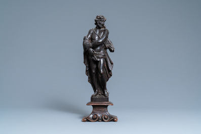 Une statue repr&eacute;sentant 'Ecce Homo' en ch&ecirc;ne sculpt&eacute;, vers 1600