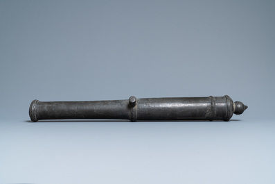 Een Chinees bronzen kanon met inscriptie, 19e eeuw