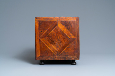 Un petit cabinet en placage d&rsquo;acajou et filets de bois clairs incrust&eacute; de plaques en os grav&eacute;, Italie, 17&egrave;me