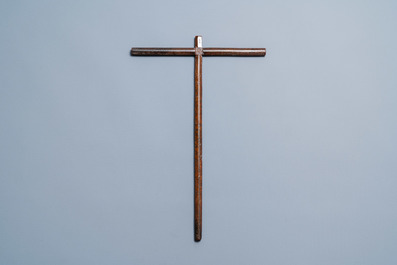 Une croix de p&egrave;lerin avec incrustations et inscription en laiton, Espagne, 17&egrave;me
