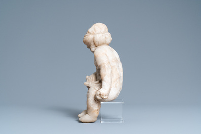 Een albasten figuur van een putto met een vogel op de knie, 17e eeuw