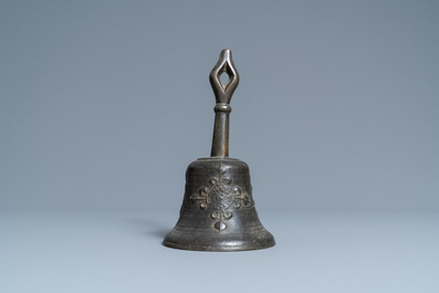 Une cloche en bronze &agrave; d&eacute;cor appliqu&eacute; de fleurs de lys et d'un m&eacute;daillon IHS, France, 16&egrave;me
