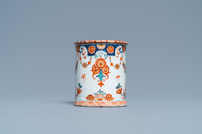 Un pot &agrave; confiture en fa&iuml;ence de Delft polychrome et dor&eacute;e, 18&egrave;me