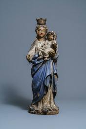 Een grote gepolychromeerde eikenhouten figuur van een Madonna met kind, 17e eeuw
