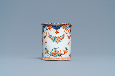 Un pot &agrave; confiture en fa&iuml;ence de Delft polychrome et dor&eacute;e, 18&egrave;me