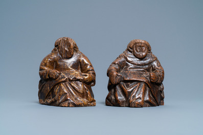 Une paire d'ornements figuratives d'une banque d'&eacute;glise en ch&ecirc;ne sculpt&eacute;, Angleterre, 14/15&egrave;me