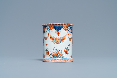 Een polychrome Delftse dor&eacute; jampot, 18e eeuw