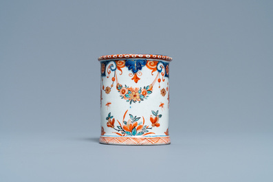 Un pot &agrave; confiture en fa&iuml;ence de Delft polychrome et dor&eacute;e, 18&egrave;me