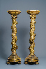 Une paire de colonnes en bois sculpt&eacute; et dor&eacute; aux chapiteaux ioniques, guirlandes et pattes de lions, Italie, 18&egrave;me