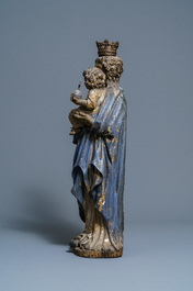 Une grande statue d'une Vierge &agrave; l&rsquo;enfant en ch&ecirc;ne sculpt&eacute; et polychrom&eacute;, 17&egrave;me