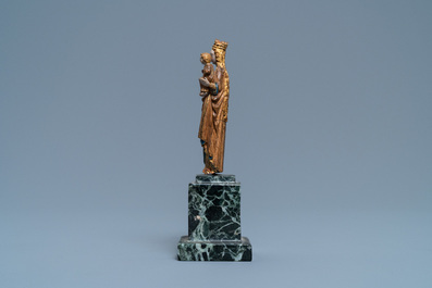 Une statue miniature d'une Vierge &agrave; l'enfant en noyer polychrom&eacute; et dor&eacute; de type 'Poup&eacute;e de Malines', 2&egrave;me moiti&eacute; du 15&egrave;me
