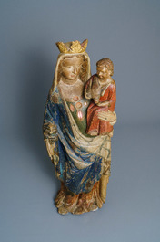 Une grande statue d'une Vierge &agrave; l&rsquo;enfant en pierre calcaire sculpt&eacute;e, Champagne ou Lorraine, France, 2&egrave;me moiti&eacute; du 14&egrave;me